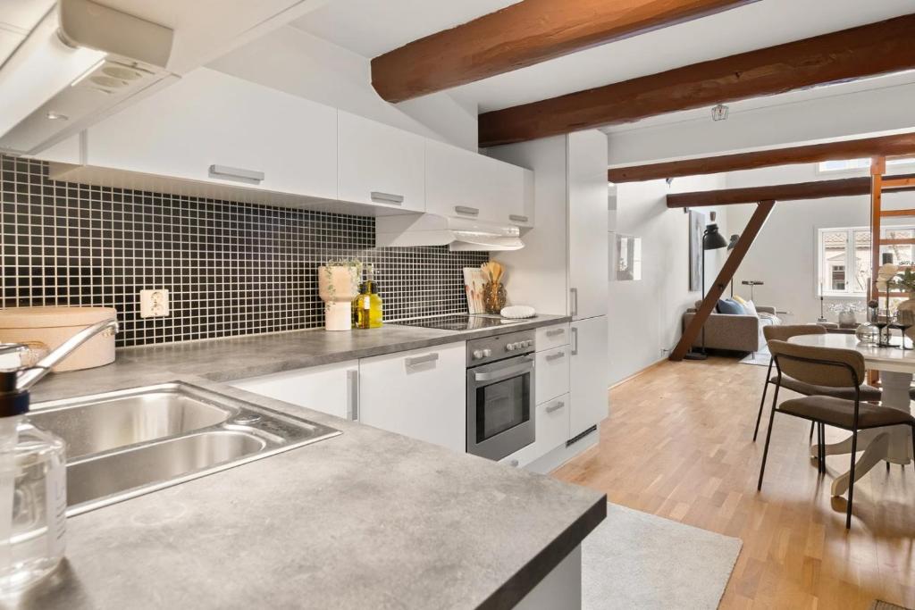Charming Loft, High Ceiling !Modern & Central, Free private Parking 7 min walking ! 7