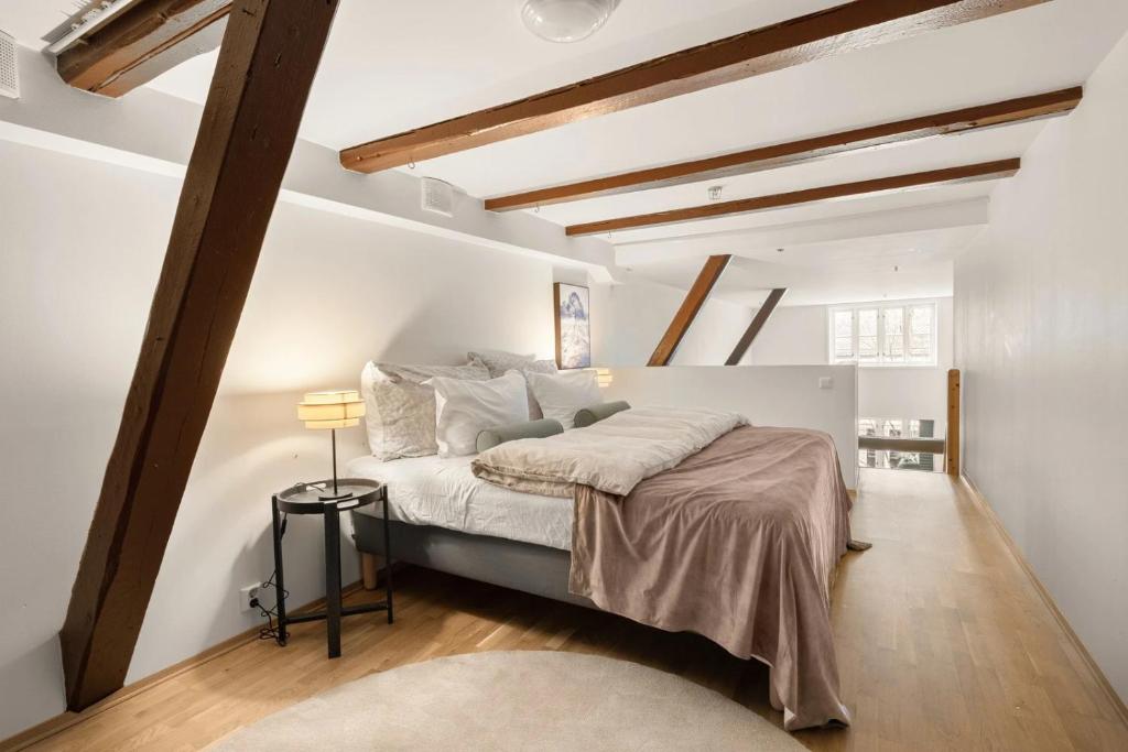 Charming Loft, High Ceiling !Modern & Central, Free private Parking 7 min walking ! 2