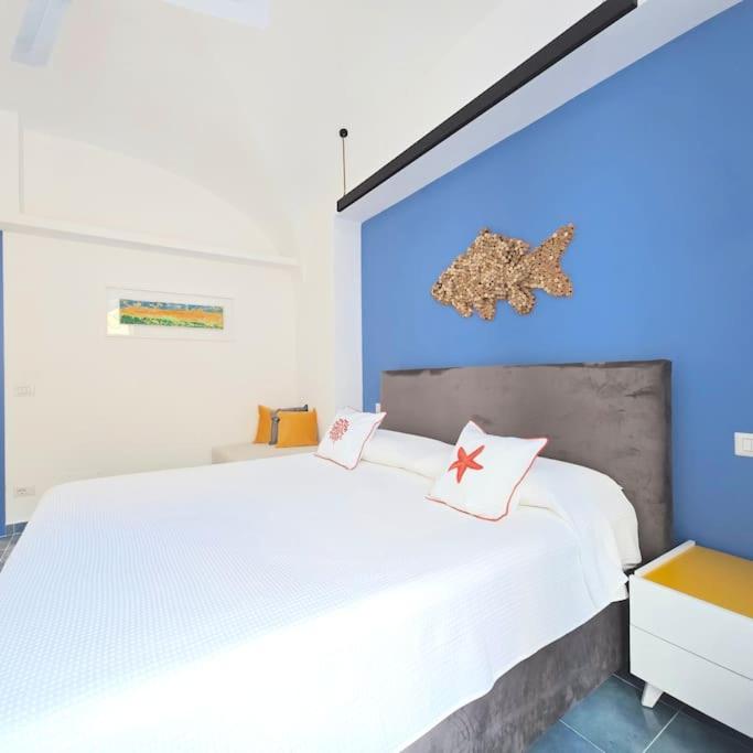 - une chambre dotée d'un lit blanc avec 2 étoiles dans l'établissement Casa Infinito, à Capri