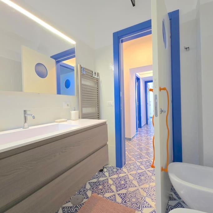 une salle de bain avec une baignoire, un lavabo et des toilettes dans l'établissement Casa Infinito, à Capri