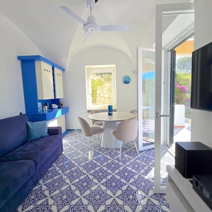un salon avec un canapé et une table dans l'établissement Casa Infinito, à Capri