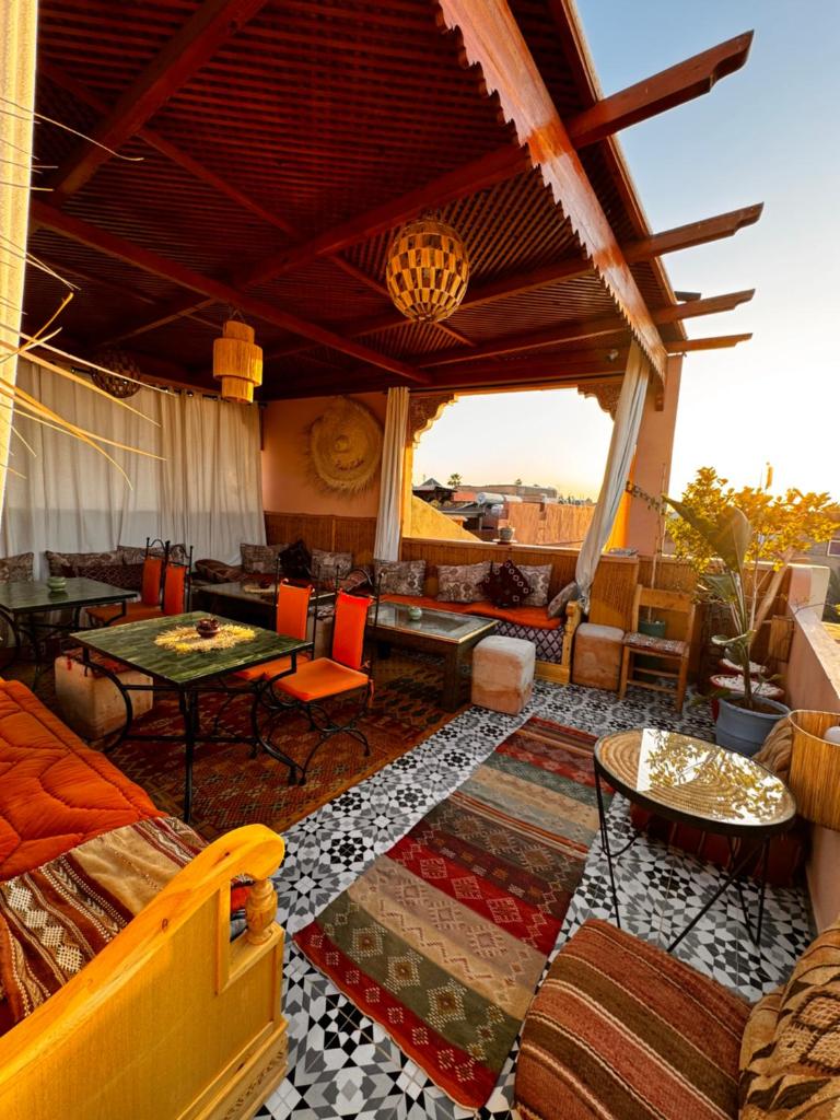 un salon avec un canapé et une table dans l'établissement Riad Zahri, à Marrakech