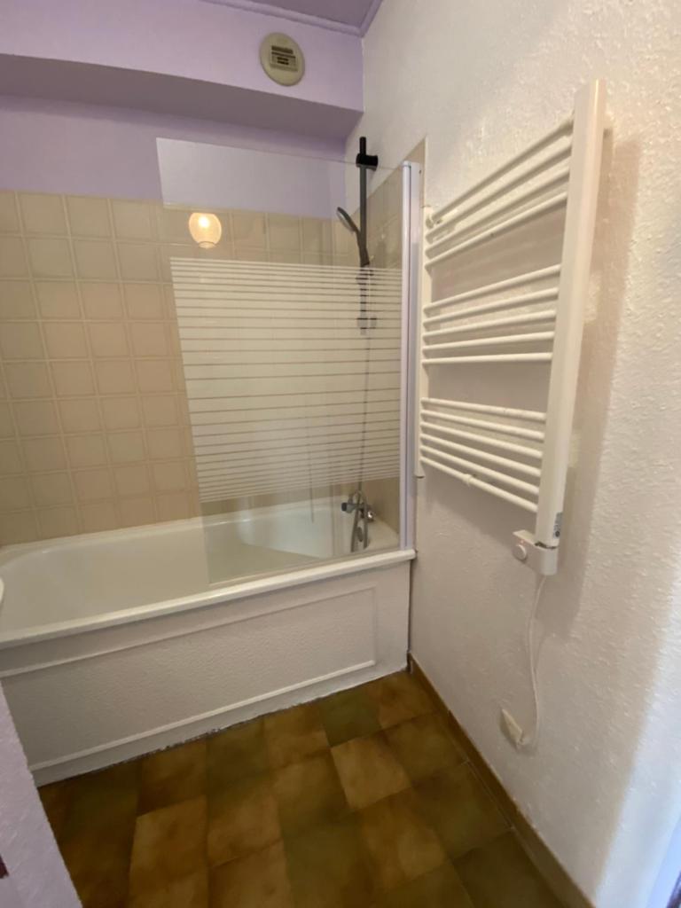une salle de bain avec une baignoire et une fenêtre dans l'établissement LA JOUE DU LOUP STUDIO, à La Joue du Loup