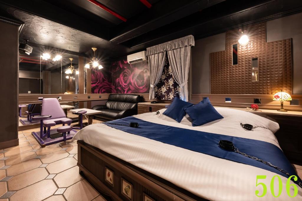 une chambre avec un grand lit et un salon dans l'établissement M'SCLUB OsakaHirano AdultOnly, à Osaka