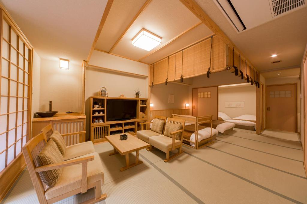 une grande chambre avec un salon dans l'établissement Ikyu, à Ise