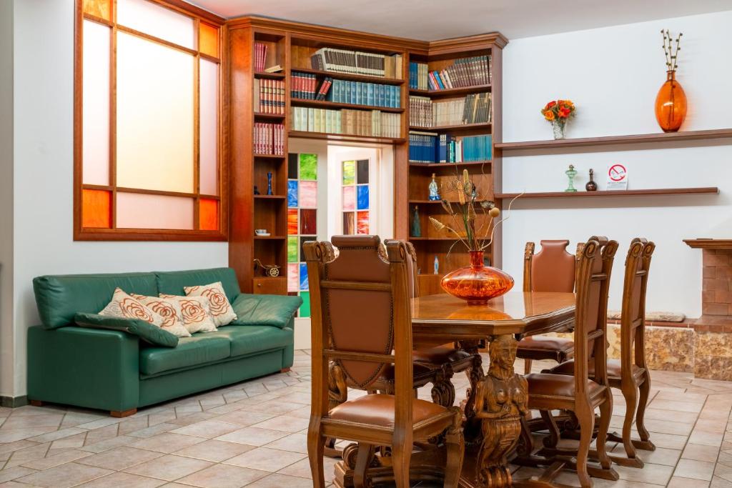 - un salon avec une table et un canapé vert dans l'établissement Villa Dany with pool, à Villa Castelli