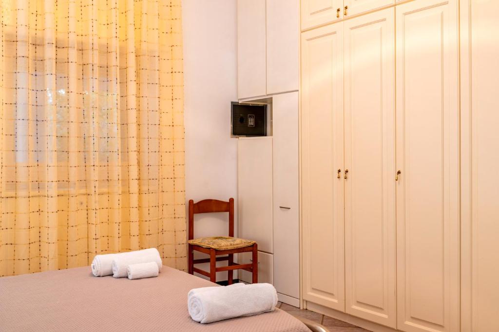 une chambre avec un lit et une chaise dans l'établissement Villa Dany with pool, à Villa Castelli 35 autres photos