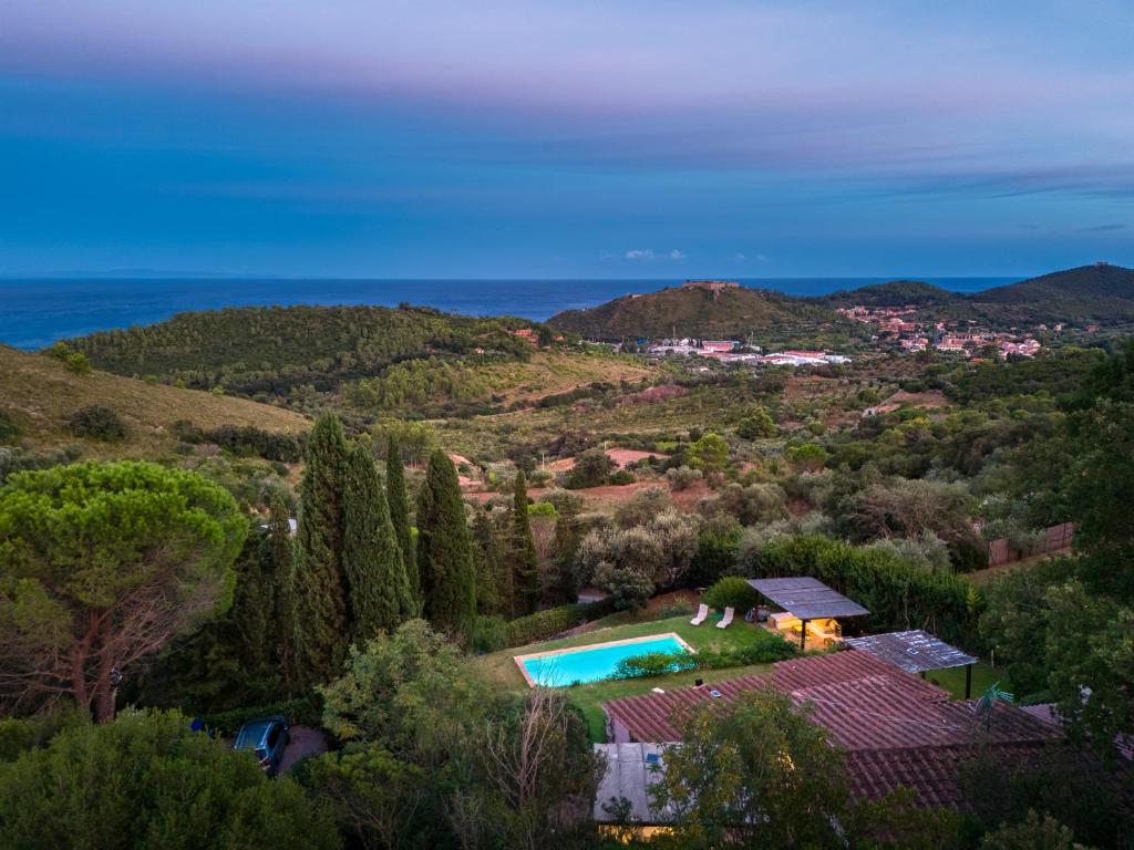 une vue aérienne d'une maison avec piscine dans l'établissement Porto Ercole Prestige Villa, à Cala Galera