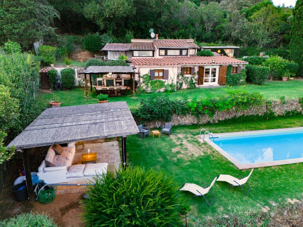 une vue aérienne d'une maison avec piscine dans l'établissement Porto Ercole Prestige Villa, à Cala Galera 28 autres photos