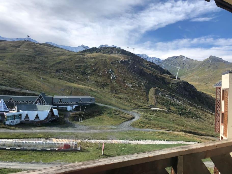 - une vue sur une montagne avec un train dans l'établissement L'Eterlou on pistes,Val Thorens, à Val Thorens