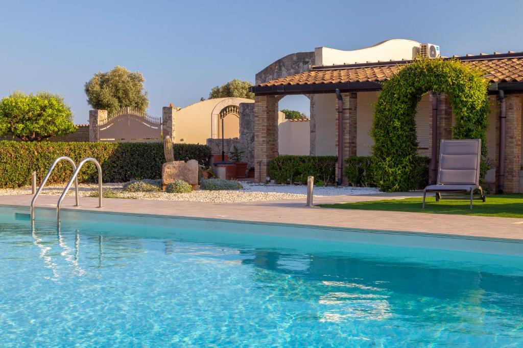 une piscine devant une maison dans l'établissement Villa Sambucia - Sicilian Charm, Entirely Private, à Syracuse