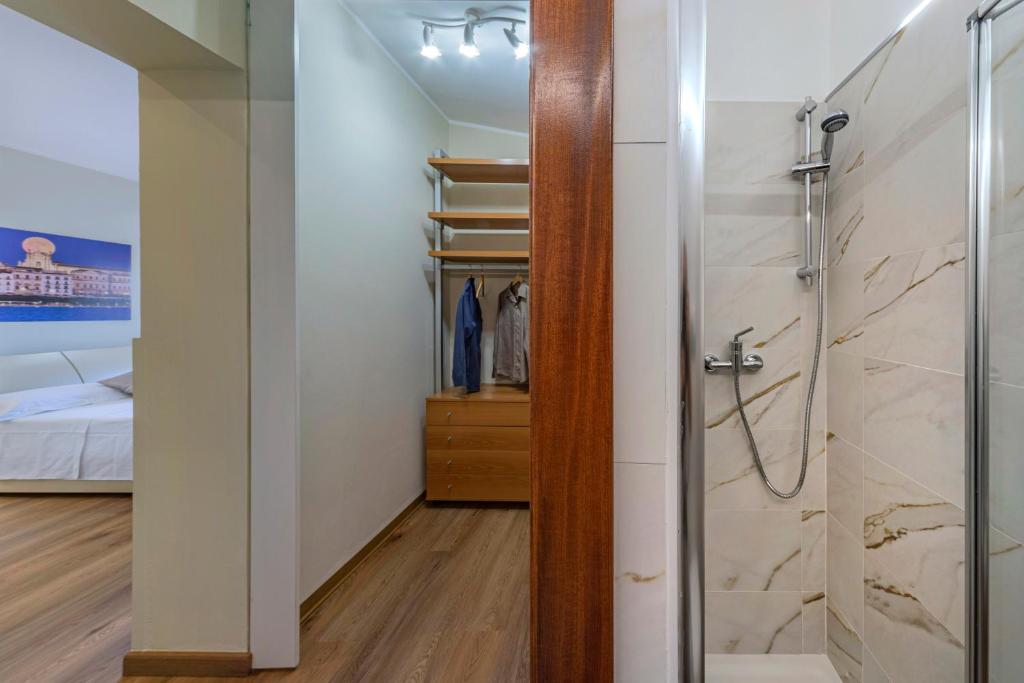 La salle de bains est pourvue d'une douche et d'un dressing. dans l'établissement Villa Sambucia - Sicilian Charm, Entirely Private, à Syracuse 57 autres photos