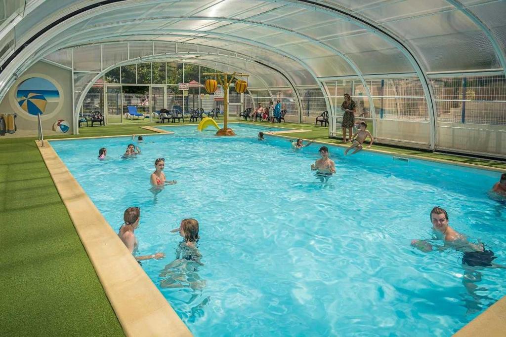 Photo de la galerie de l'établissement Camping 4 étoiles - Piscine - eei0fg, à La Faute-sur-Mer