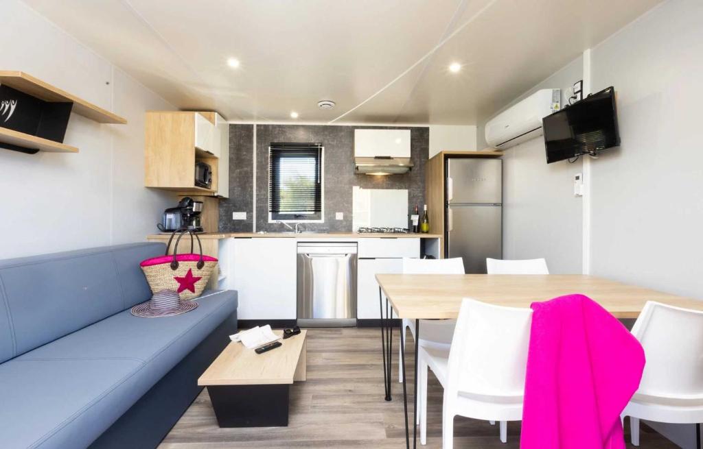 une cuisine et une salle à manger avec une table et des chaises dans l'établissement Camping 4 étoiles - Piscine - eeicab, à Thégra