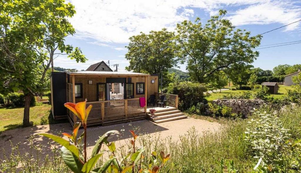 une petite maison au milieu d'un jardin dans l'établissement Camping 4 étoiles - Piscine - eeicab, à Thégra