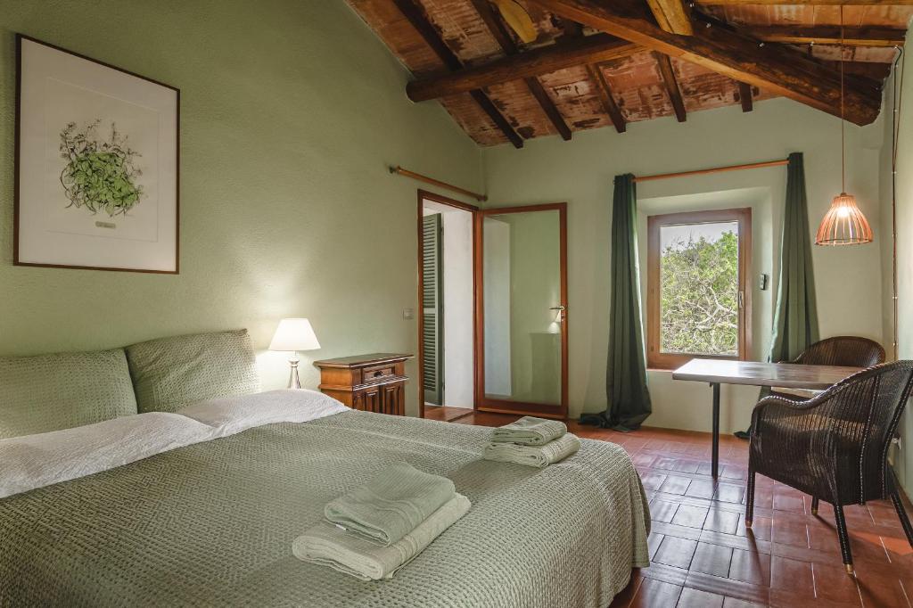 une chambre avec un lit avec deux serviettes dessus dans l'établissement Podere Mencoini, stylish villa with private pool and olive garden, à Scrofiano