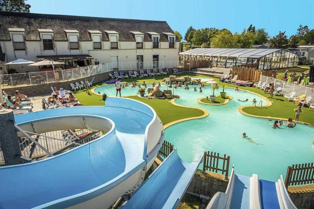 une piscine dans un complexe hôtelier avec des gens qui y nagent dans l'établissement Camping 4 étoiles - Parc aquatique - eeiagg, à Ambon