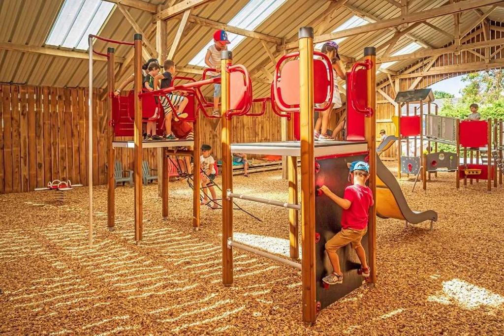 un groupe d'enfants jouant sur une aire de jeux dans l'établissement Camping 4 étoiles - Parc aquatique - eeiagg, à Ambon