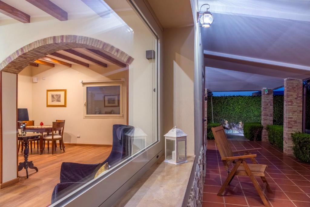 un salon avec une voûte et une salle à manger dans l'établissement Villa Sambucia - Sicilian Charm, Entirely Private, à Syracuse