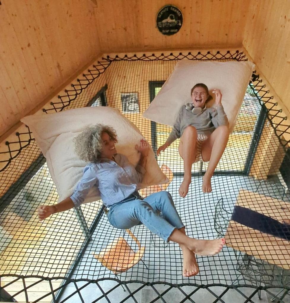 - deux femmes dormant sur des lits dans une pièce dans l'établissement La Flèche 2 - Chalet Standing - Jacuzzi Privatif, à Besse-et-Saint-Anastaise