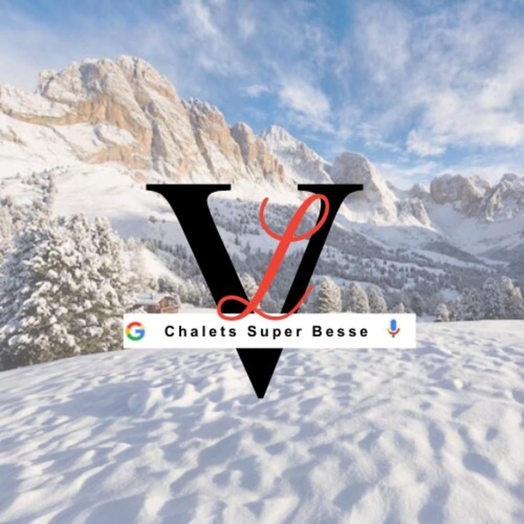 Une photo d'une montagne enneigée avec les mots charter super base dans l'établissement La Flèche 2 - Chalet Standing - Jacuzzi Privatif, à Besse-et-Saint-Anastaise