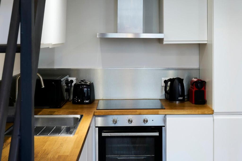 Bright 3-bedroom 2-bathroom flat. 6