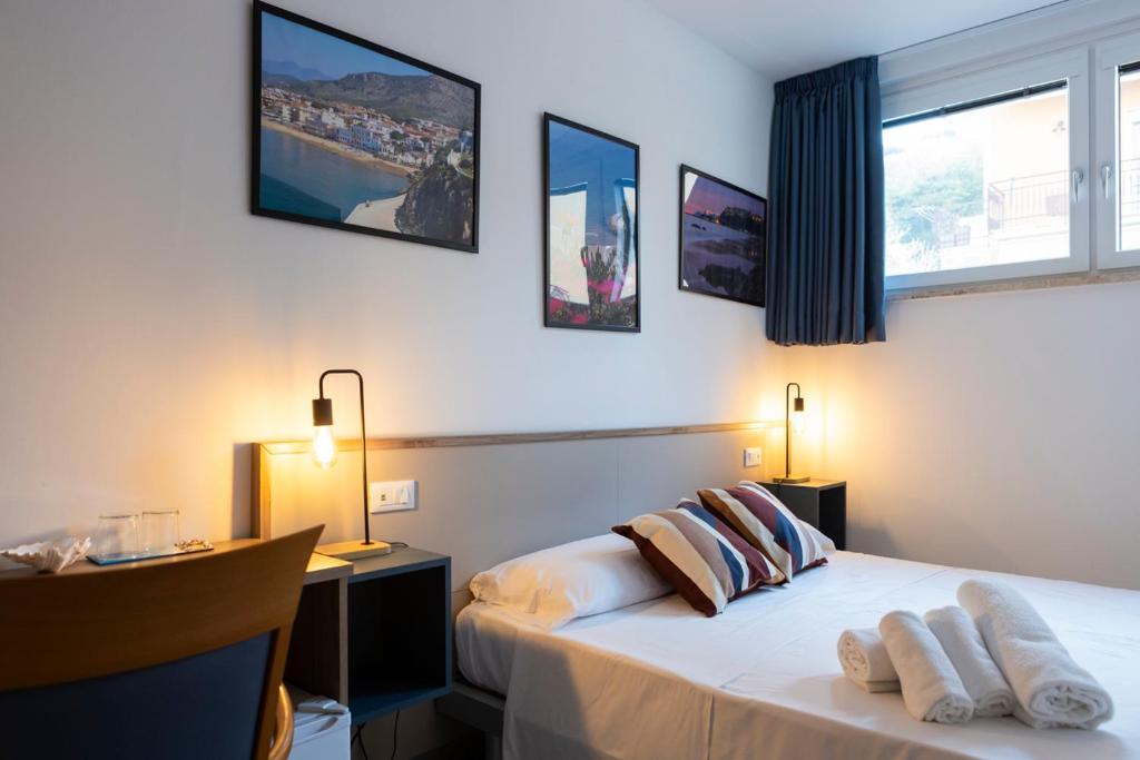 une chambre avec un lit, un bureau et une fenêtre dans l'établissement Sperlonga Center Holiday B&B, à Sperlonga