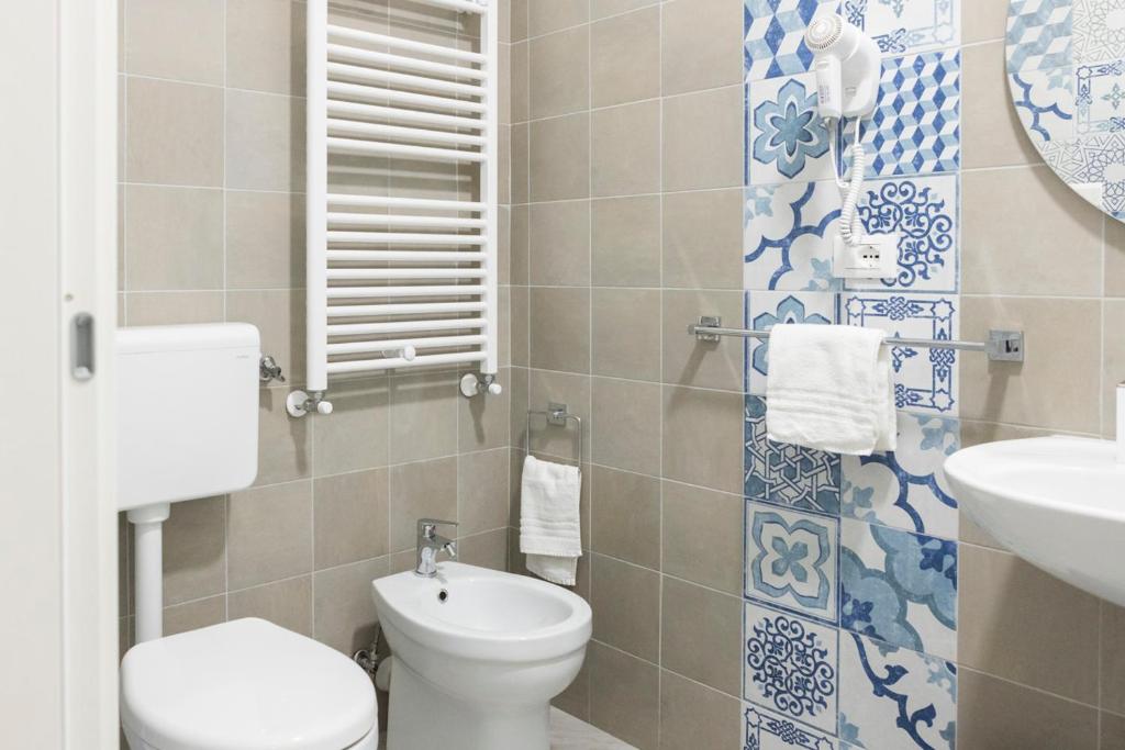une petite salle de bain avec toilettes et lavabo dans l'établissement Sperlonga Center Holiday B&B, à Sperlonga 29 autres photos
