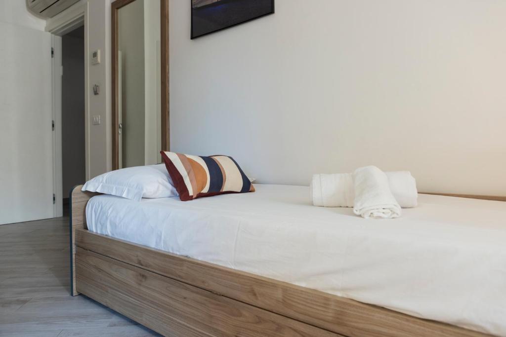 un lit avec deux oreillers dessus dans une chambre dans l'établissement Sperlonga Center Holiday B&B, à Sperlonga