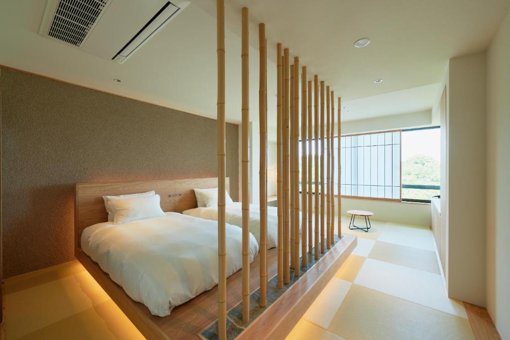 - une chambre avec un lit séparé en bambou dans l'établissement くろしお想, à Shirahama