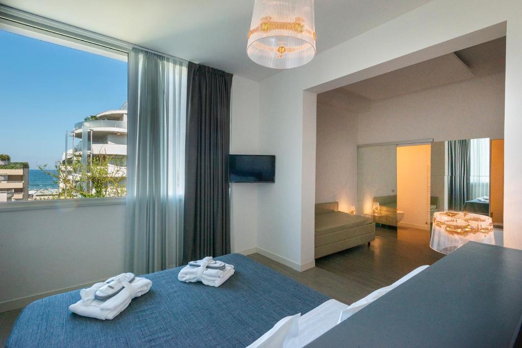 une chambre avec un lit avec deux serviettes dessus dans l'établissement Perla Verde Hotel, à Milano Marittima