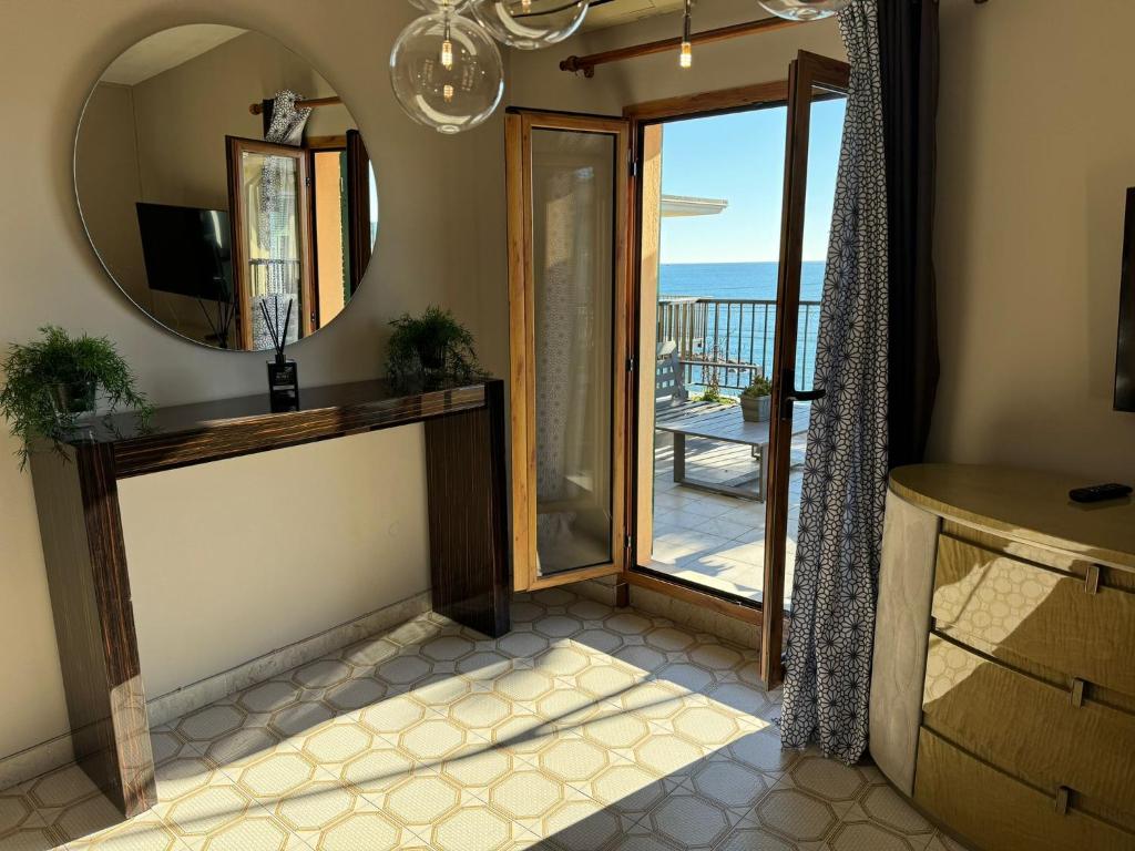 une pièce avec un miroir et une porte avec un balcon dans l'établissement Hotel Lora RDA Luxury, à Bordighera