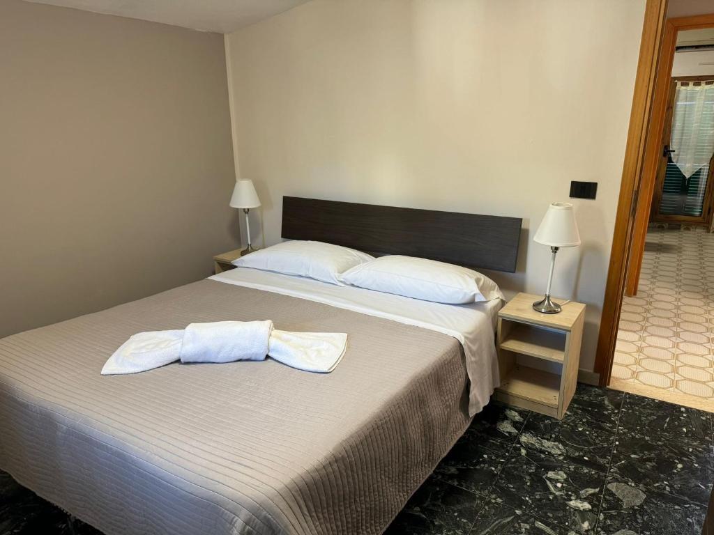 une chambre avec un lit avec deux oreillers blancs dans l'établissement Hotel Lora RDA Luxury, à Bordighera