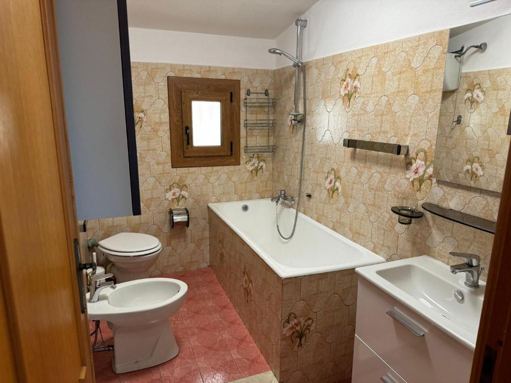 une salle de bain avec toilettes, baignoire et lavabo dans l'établissement Hotel Lora RDA Luxury, à Bordighera