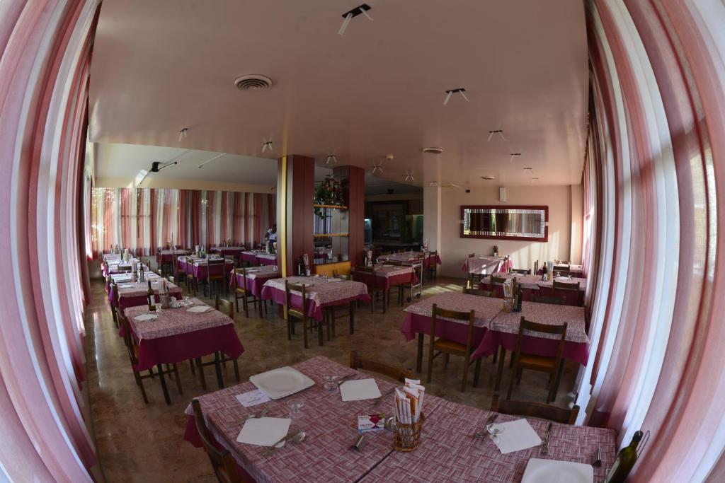vue aérienne d'un restaurant avec des tables et des chaises dans l'établissement HOTEL LA PLAYA, à Cervia