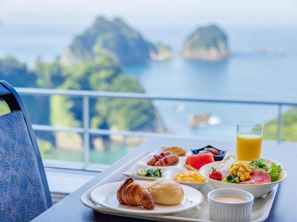 - un plateau de petit-déjeuner sur une table avec vue dans l'établissement Dogashima New Ginsui, à Nishiizu 29 autres photos