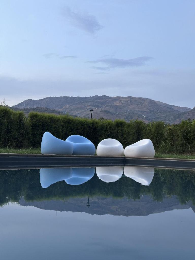 un reflet d'un groupe de bateaux sur l'eau dans l'établissement Villa Tina, à Taormine