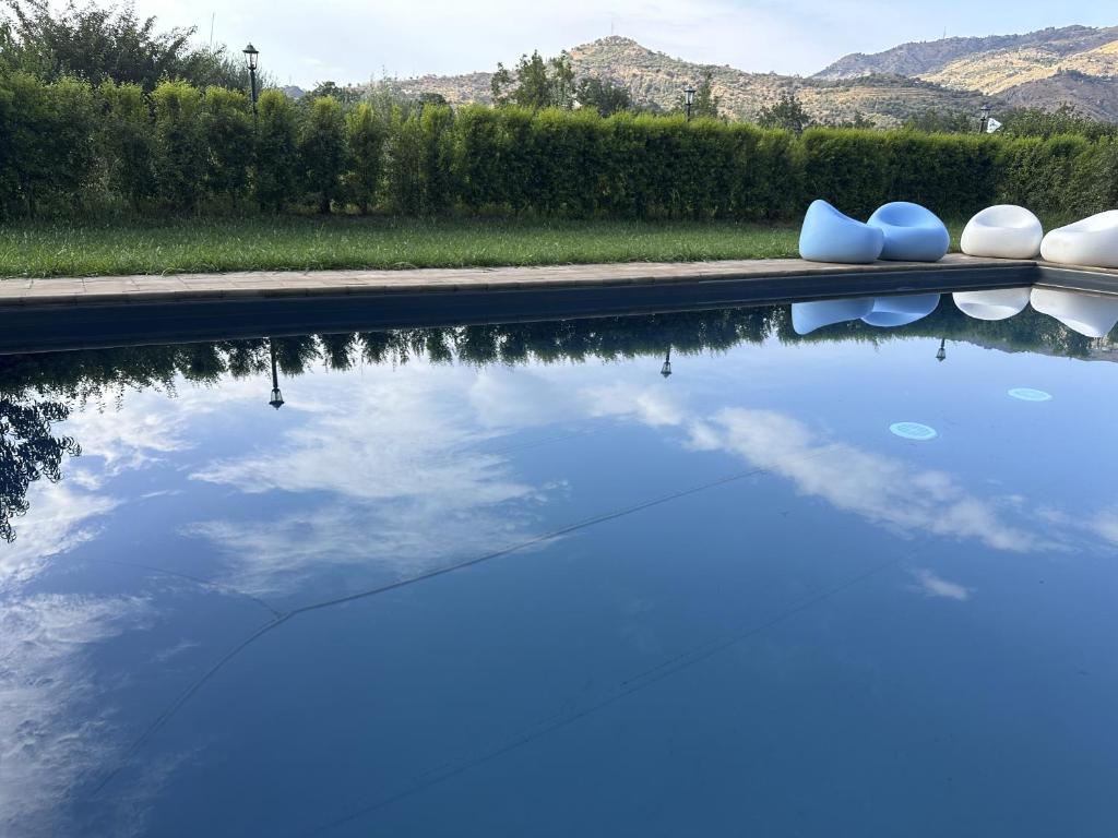 un bassin d'eau bleue reflétant le ciel dans l'établissement Villa Tina, à Taormine 41 autres photos