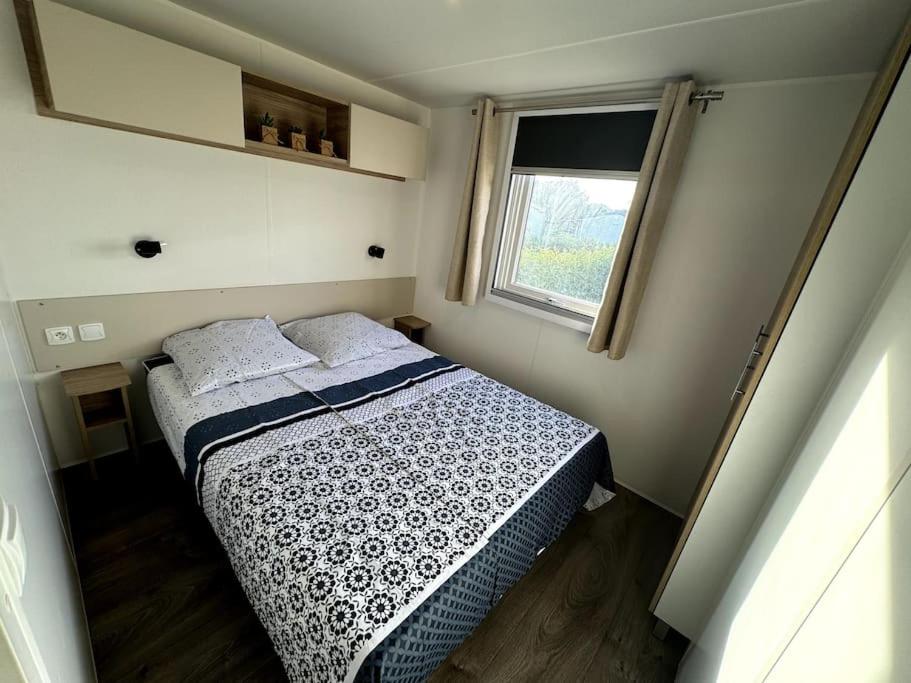 une petite chambre avec un lit et une fenêtre dans l'établissement Mobile Home 168 pour 6 pers Camping Siblu Lac des Rêves Perols, à Lattes