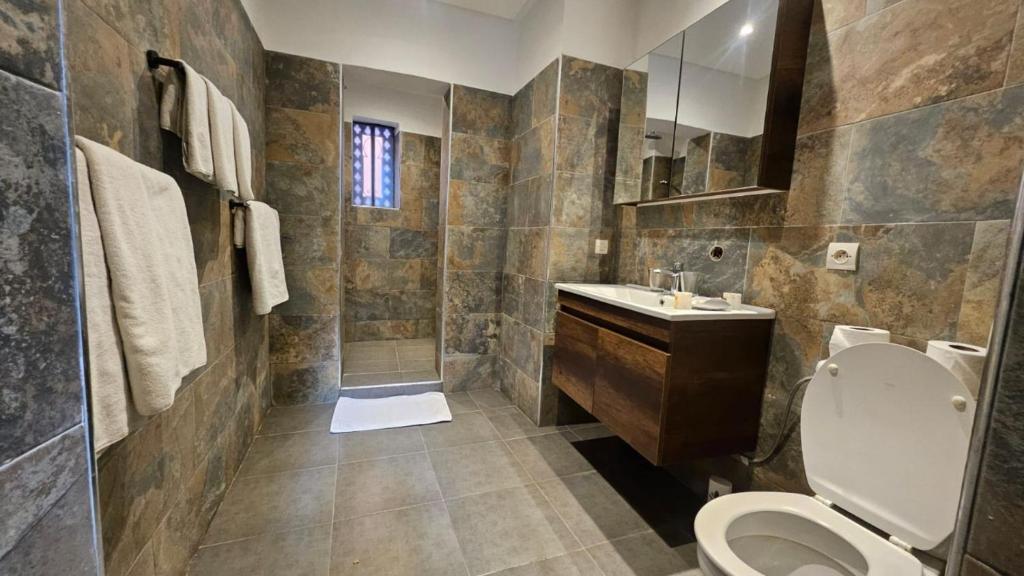 une salle de bain avec toilettes, lavabo et douche dans l'établissement Riad Lyla, à Marrakech 37 autres photos