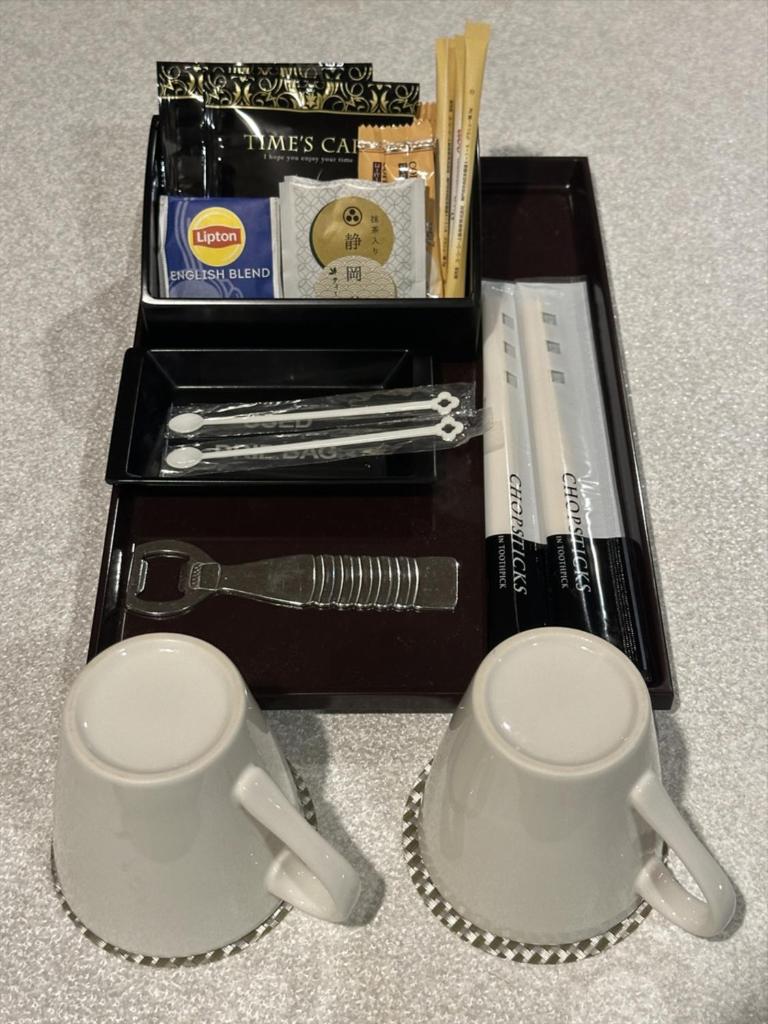 une boîte cadeau avec deux tasses de deux mètres et un stylo dans l'établissement ホテル雅ロワイヤル, à Shimo-shirōzu