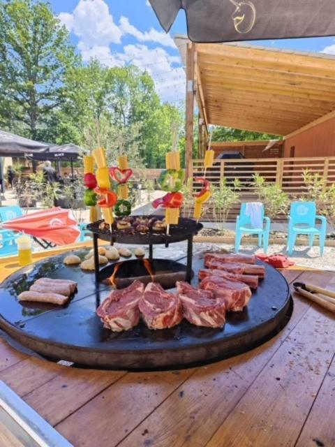un grill avec de la viande et des légumes sur une table dans l'établissement Camping Paradis La Marmotte, à Ax-les-Thermes