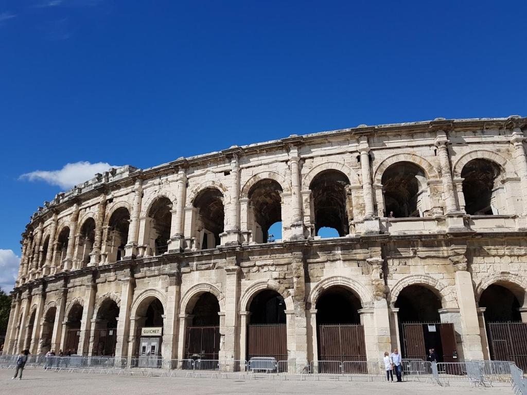 Les Arènes de Nîmes - Centre ville 10 min Gare -Parking- 2 chambres 6