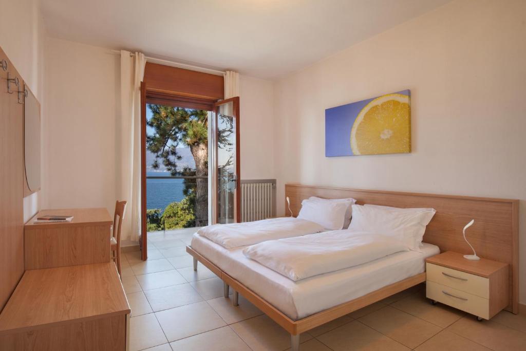 une chambre avec un lit et une vue sur l'océan dans l'établissement Villa Vista Lago With Pool, à Torri del Benaco