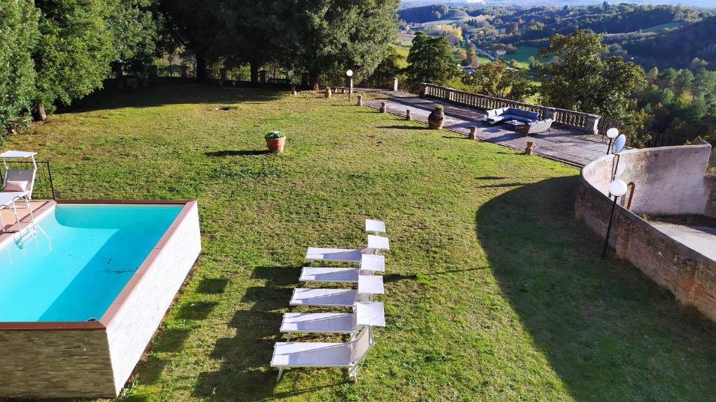 - une piscine avec une échelle à côté dans l'établissement Total Tuscany Countryside Villa, à Terranuova Bracciolini