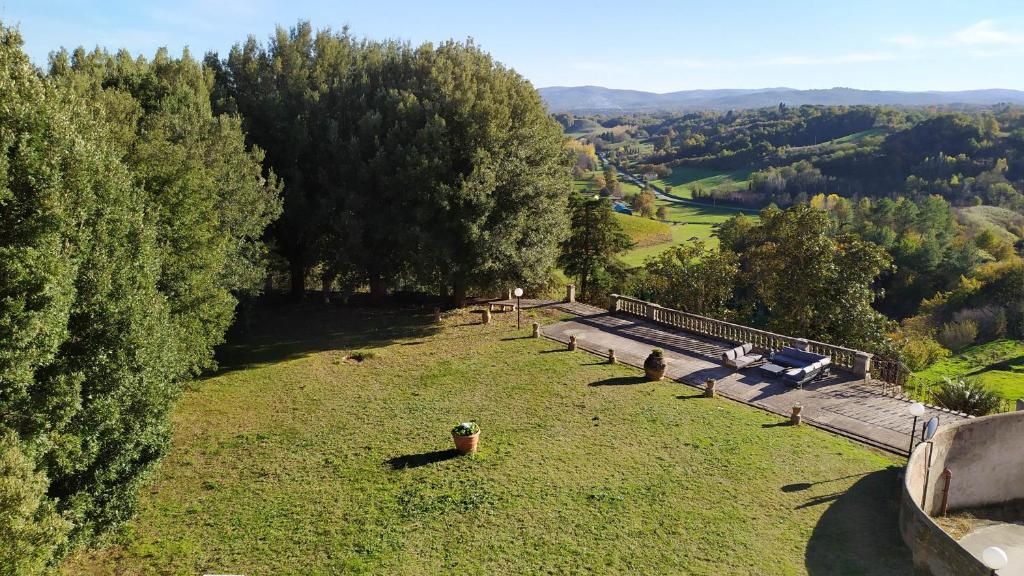 une vue aérienne sur un champ herbeux planté d'arbres dans l'établissement Total Tuscany Countryside Villa, à Terranuova Bracciolini