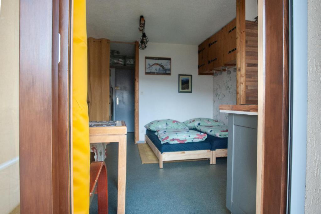 une petite chambre avec un lit dans une pièce dans l'établissement Ski1600 - GrandMassif, à Samoëns
