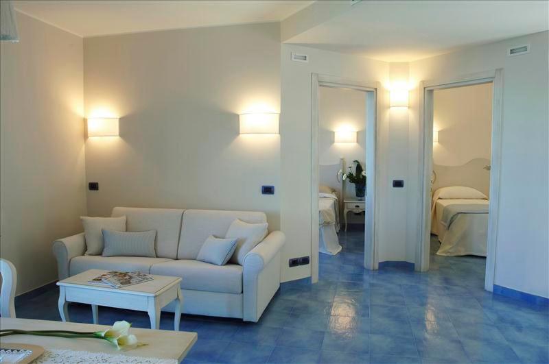 un salon avec un canapé blanc et une table dans l'établissement Baia Delphis Resort, à Vasto