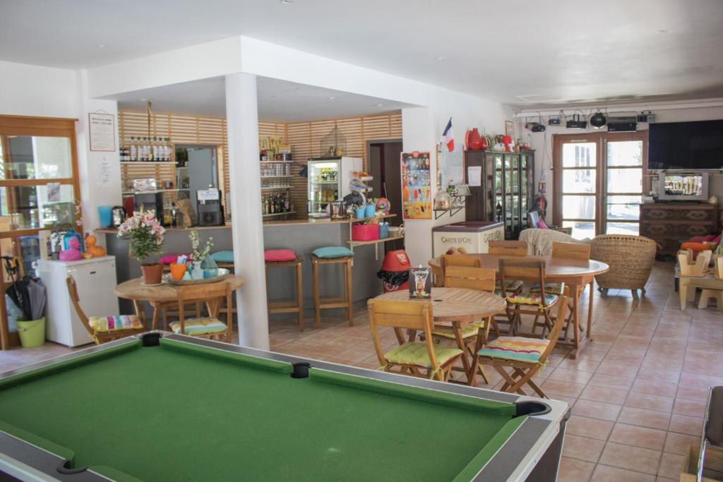 - un billard dans une salle avec des tables et des chaises dans l'établissement Glamping Haure-Loire, à Sainte-Sigolène 21 autres photos