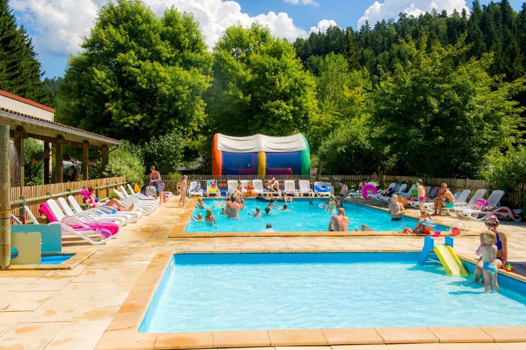 un groupe de personnes dans une piscine dans l'établissement Glamping Haure-Loire, à Sainte-Sigolène